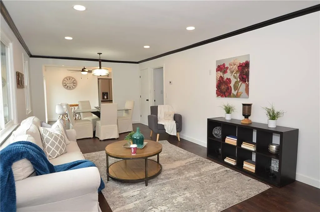 3 bed, 2.0 bath, 1160 sqft, $2,000 — Photo 2