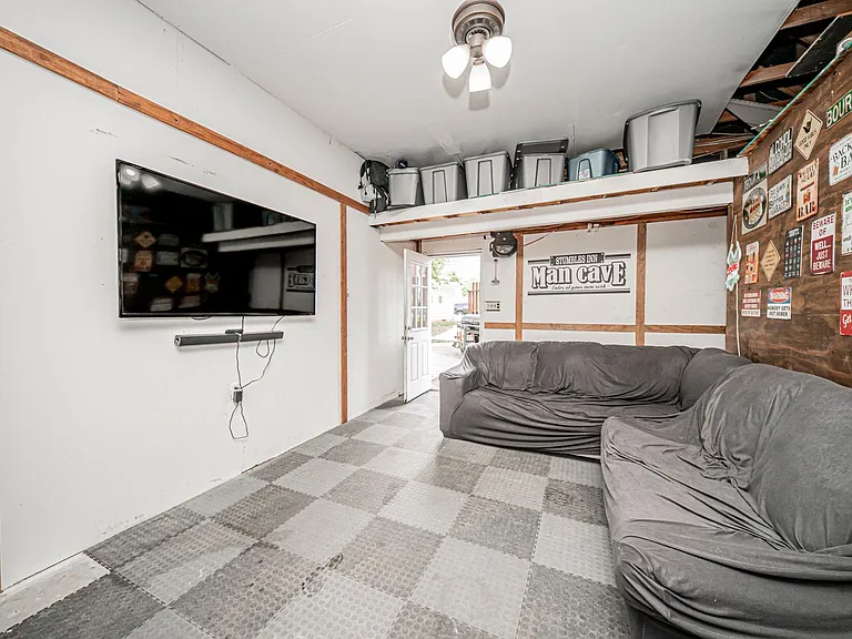 224 W Chestnut St — Photo 27