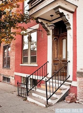 1st image of 423 Warren St