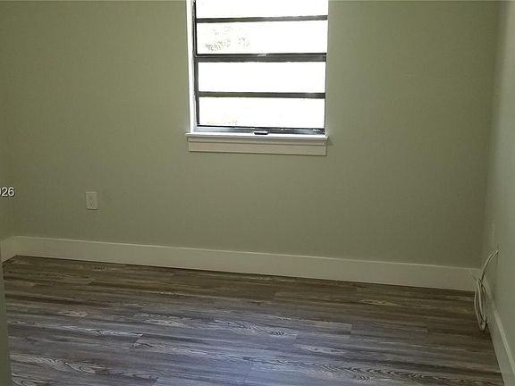 5th image of 2465 NE 184th St