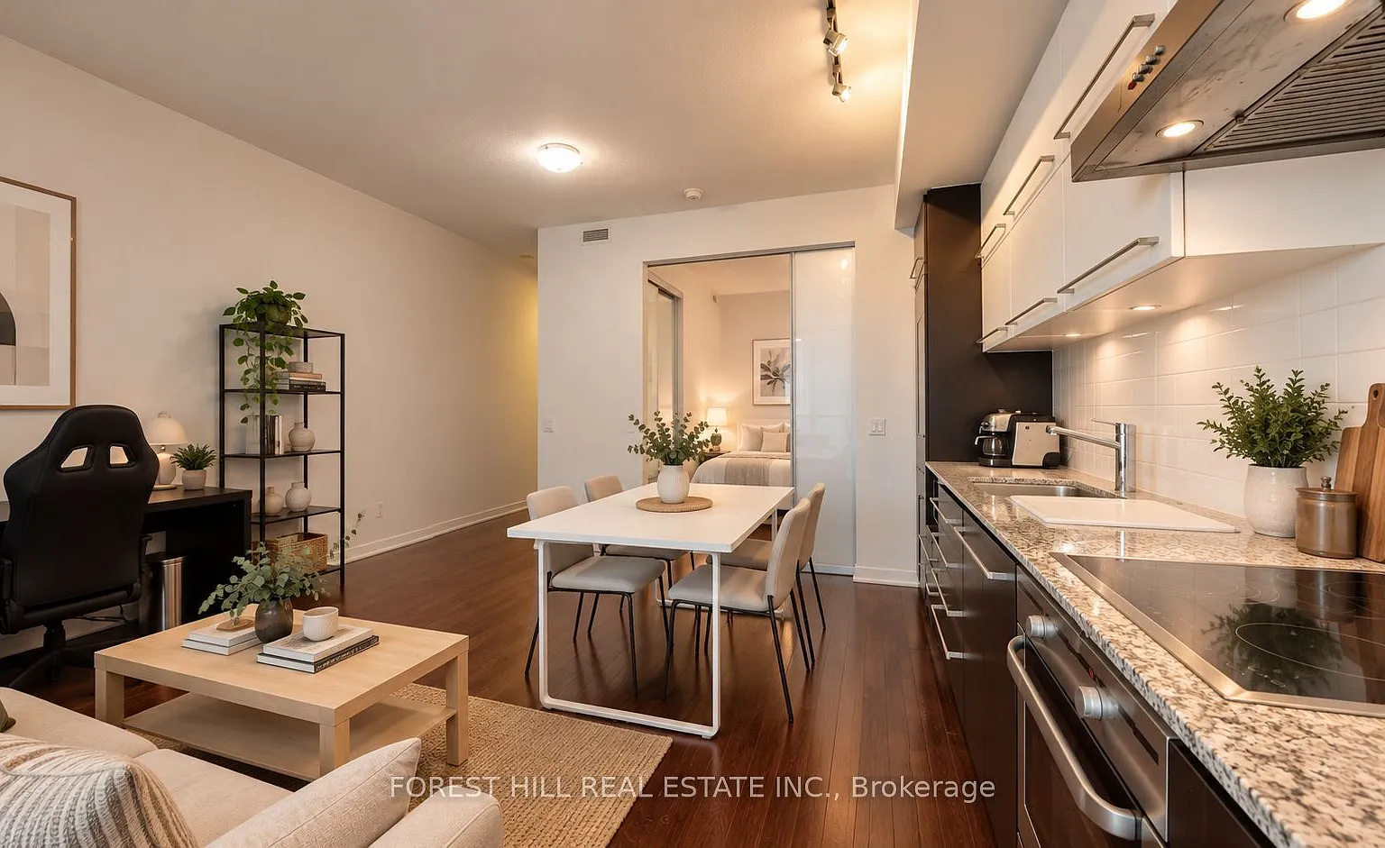 770 Bay St — Photo 3