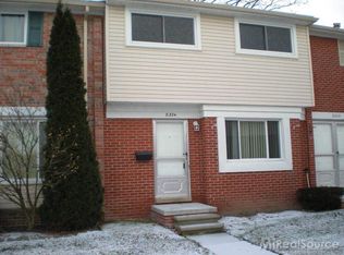 8224 Farnum Cir, Warren, MI 48093