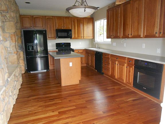 Large kitchen, lots of counter space. Extra oven, space for