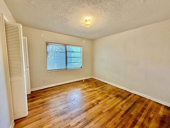 5th image of 1348 Crestwood St