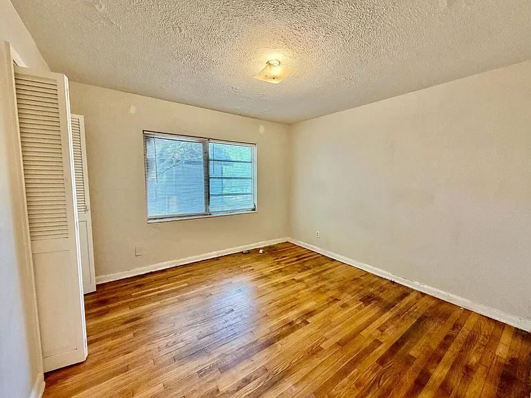 1348 Crestwood St — Photo 5