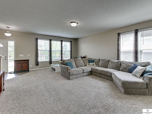 3rd image of 124 Castle Pine Dr