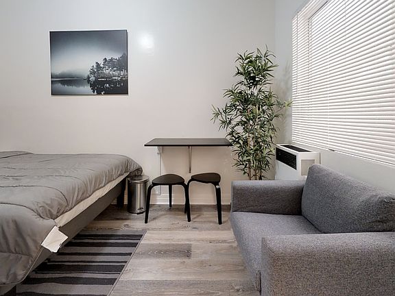 4th image of 647 W 18th St #219