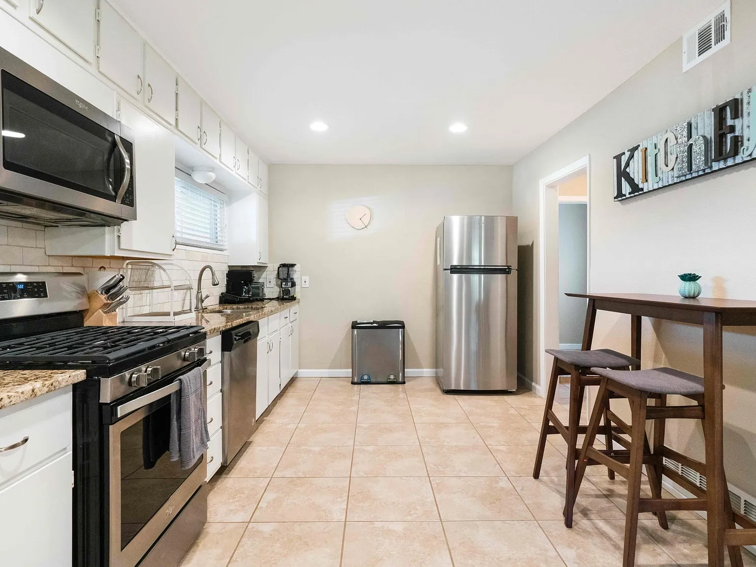 5 bed, 1947 sqft, $8,250 — Photo 3