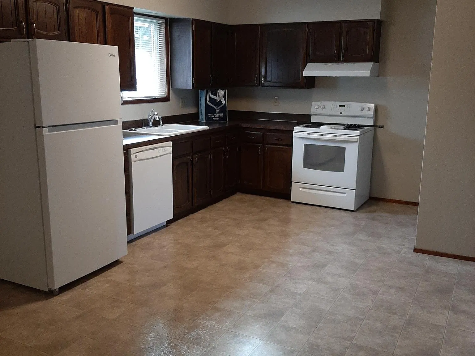 3 bed, 1.5 bath, 1700 sqft, $1,800 — Photo 4