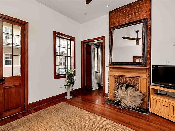 4th image of 734 Dauphine St #1