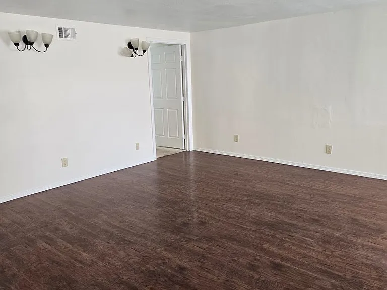471 E Nugent St — Photo 4