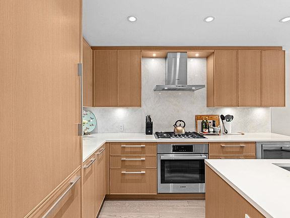 4th image of 3220 Connaught Cres #402