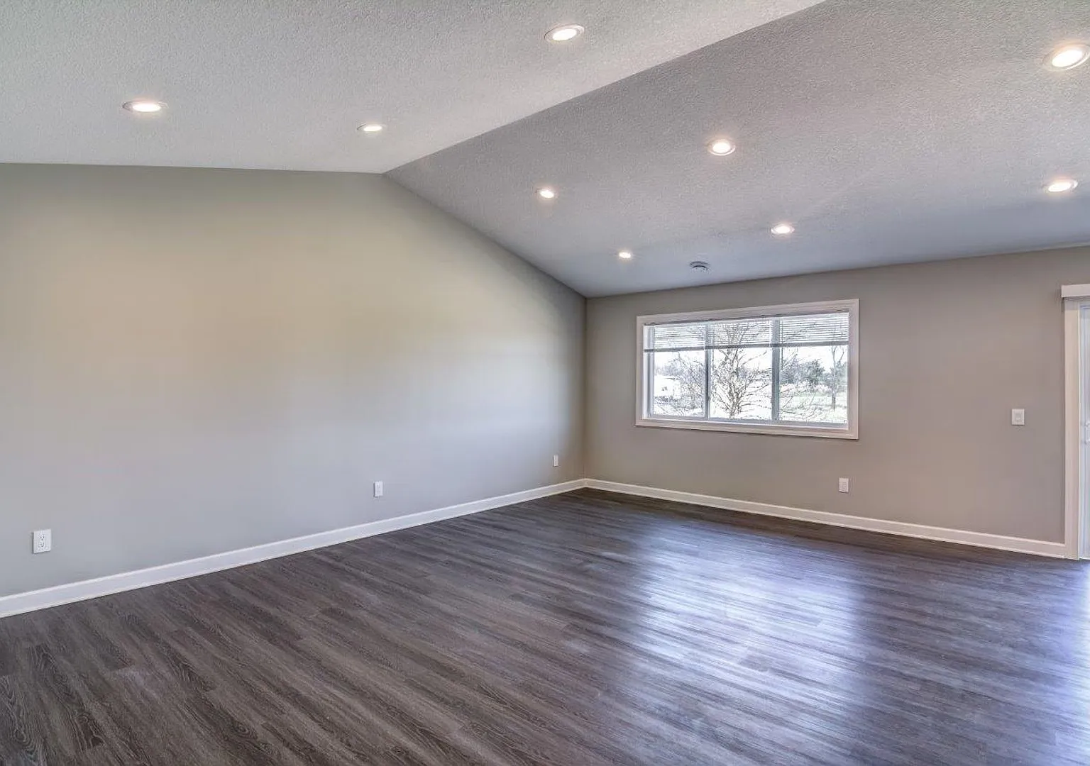 3 Bedroom Town Home, Association Maintained Lawn & Snow Removal Included — Photo 2