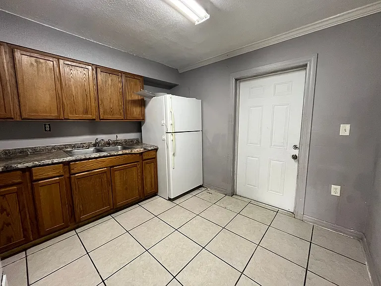1301 W Walnut St — Photo 5