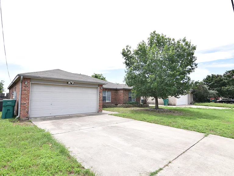 2107 Miller St — Photo 2