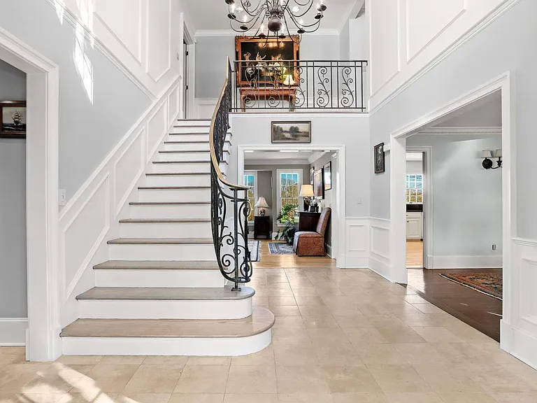 345 Round Hill Rd — Photo 4