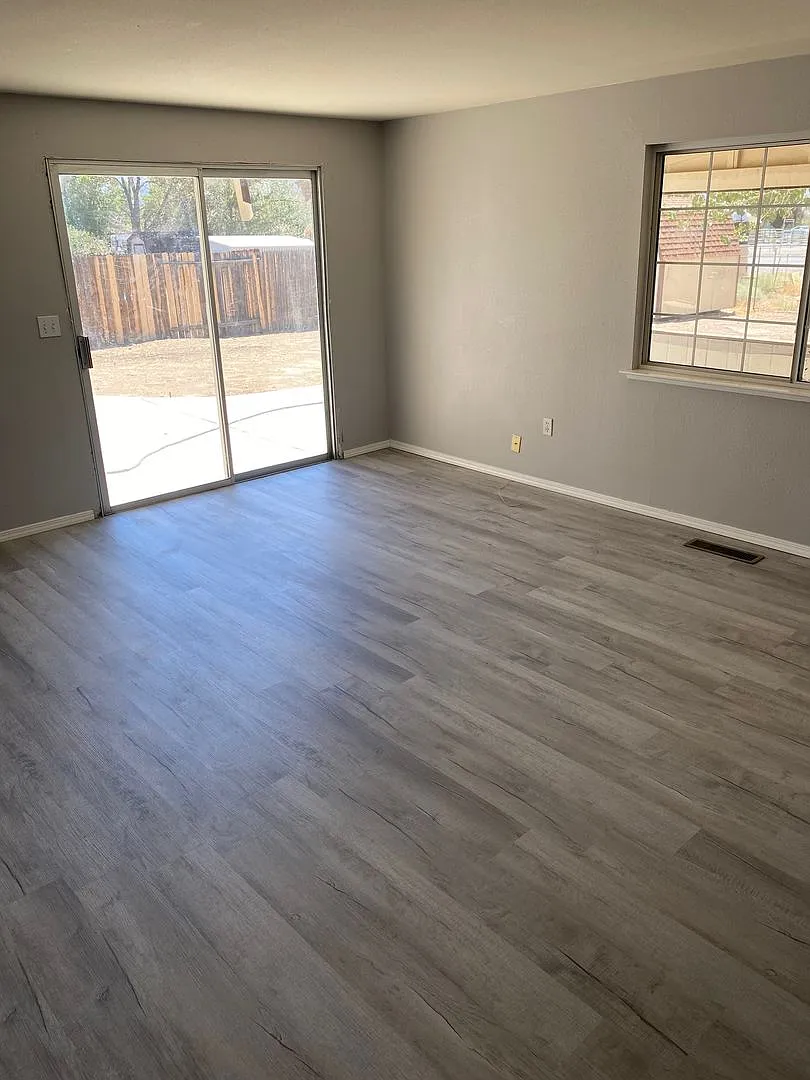 Spacious Dayton home on a large lot! — Photo 2