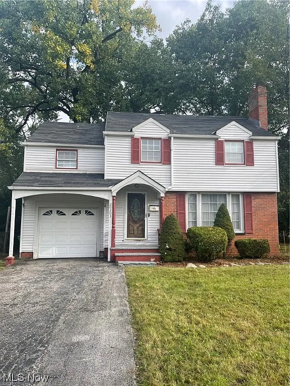 20303 Lanbury Ave photo 1