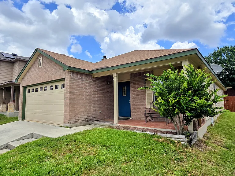 3915 Arrowwood Bnd — Photo 2