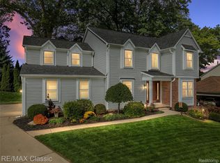 325 Glenwood Dr, Walled Lake, MI