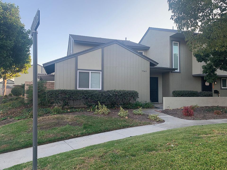 FRONT OF UNIT. ITS THE END UNIT ONLY 1 SHARED WALL