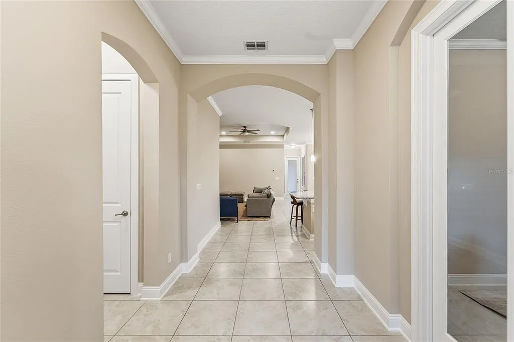 3 bed, 2.5 bath, 2380 sqft, $4,100 — Photo 2