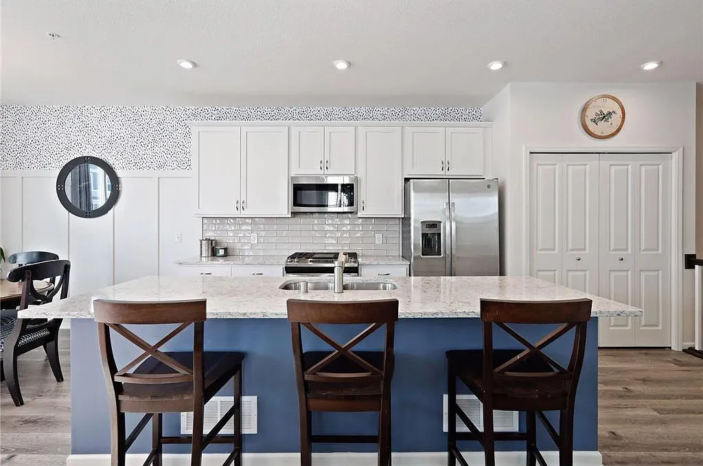3 bed, 2336 sqft, $3,200 — Photo 4