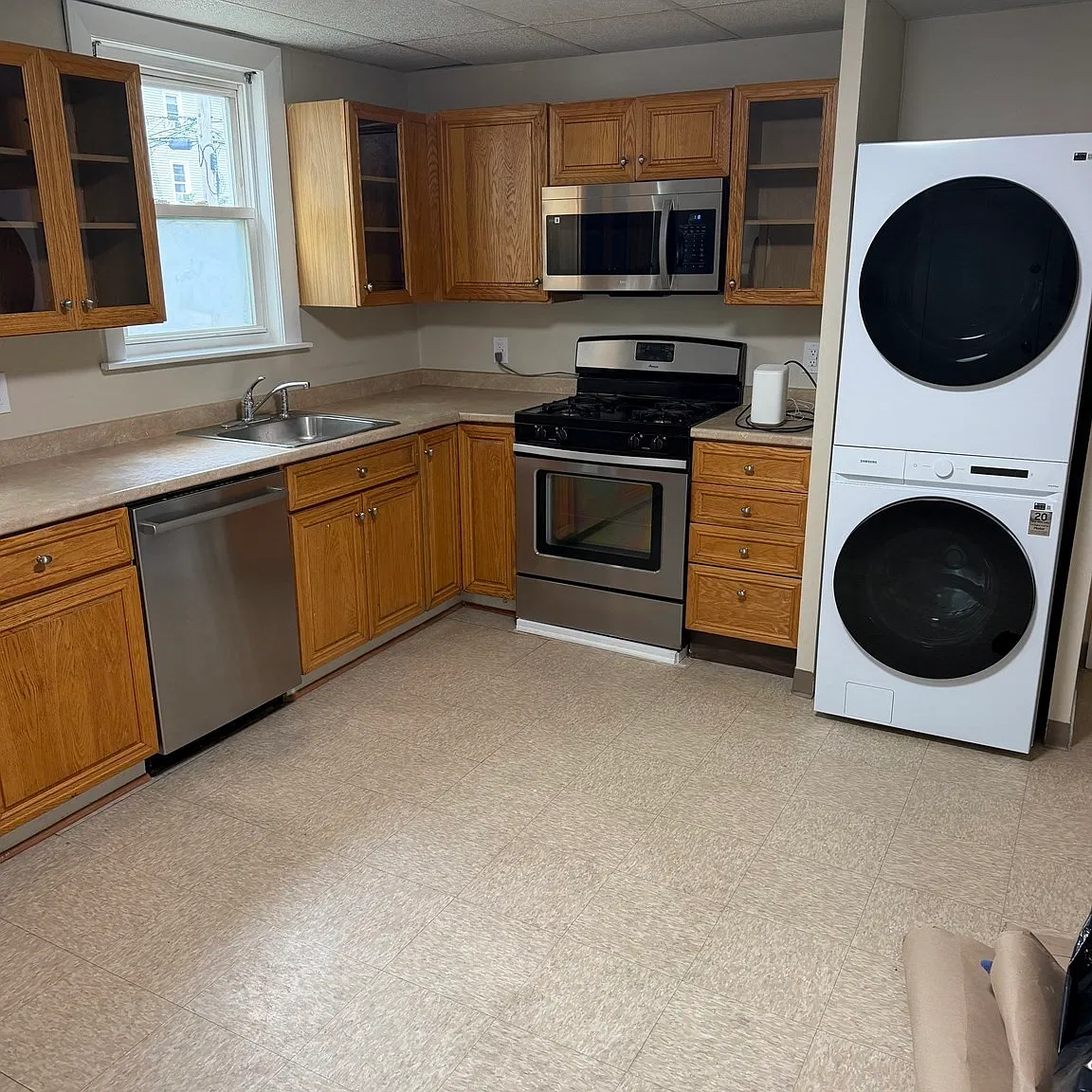 3 bed, 1.0 bath, 1242 sqft, $2,700 — Photo 2