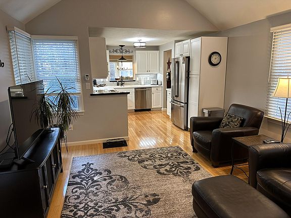 2nd image of 13 Oak Glen