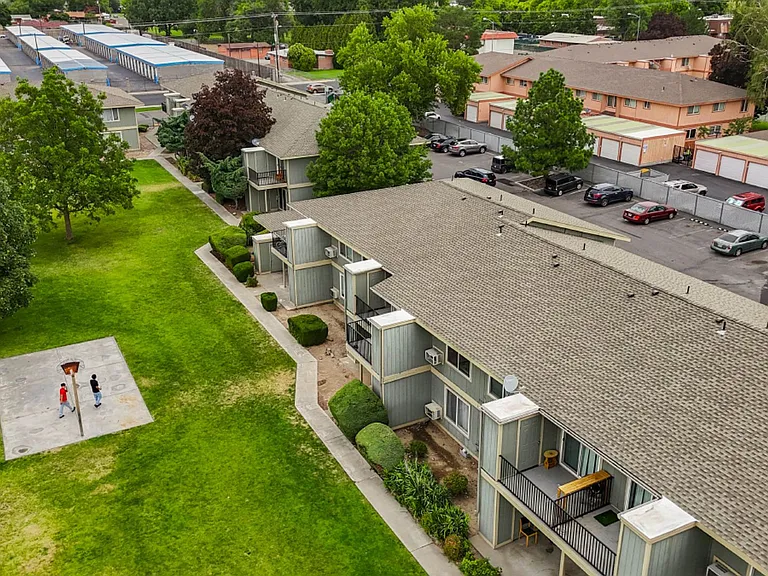 Hood Manor Apartments — Photo 11