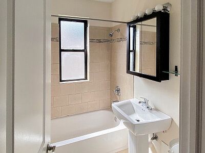 4th image of 626 W Roscoe St #3