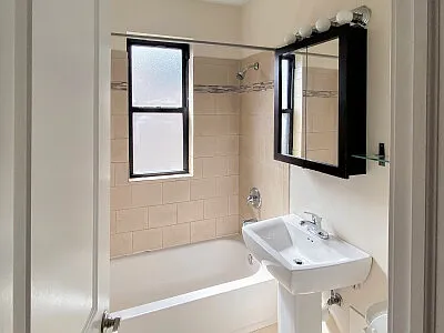 626 W Roscoe St #3 — Photo 4