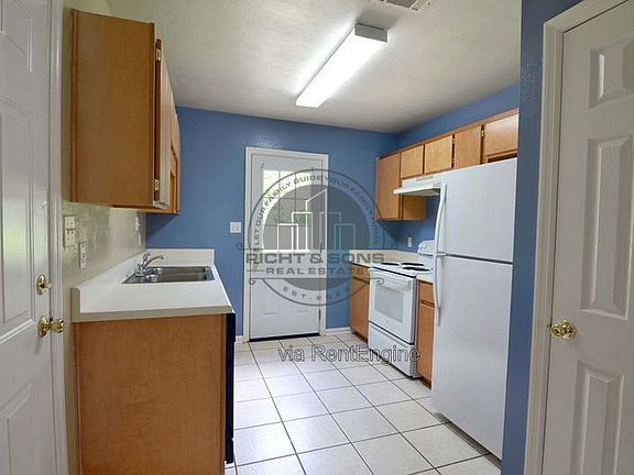 3rd image of 1520 Country Ln