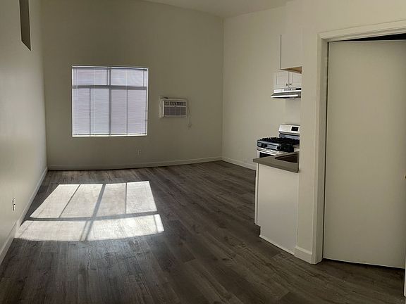 3rd image of 6506 Balboa Blvd #F