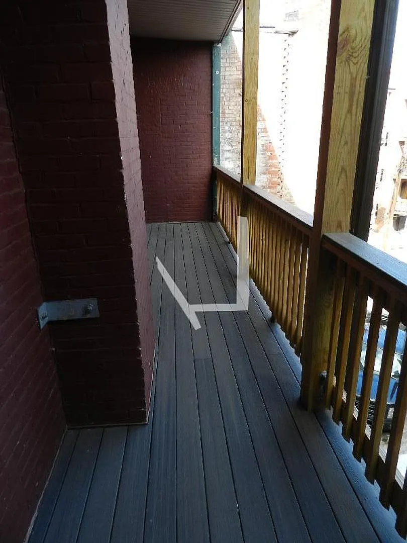 Building Photo - 3 Sutherland Rd #9
