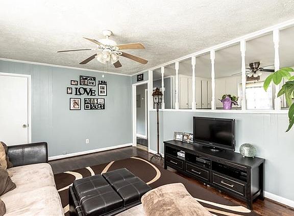 4th image of 835 32nd Street Dr NE