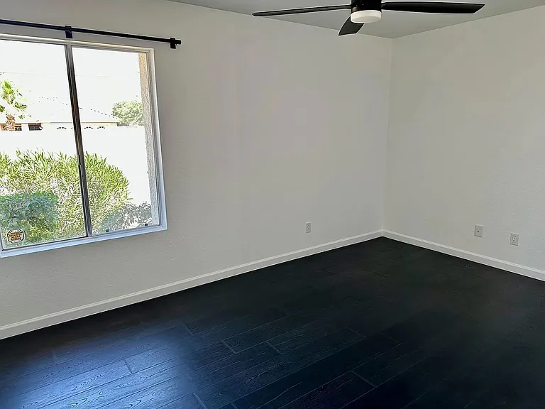 826 E Eugie Ave — Photo 2