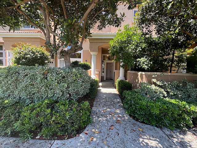 Private gated front patio and entrance to townhome