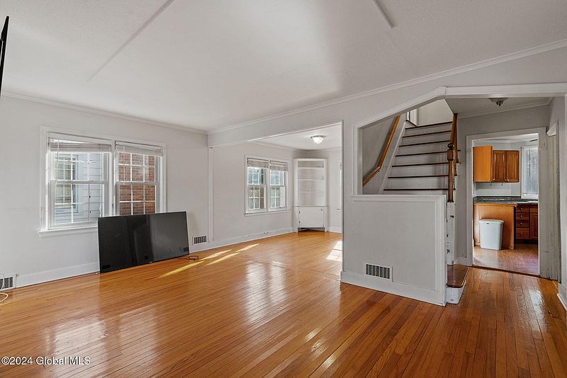 5th image of 30 Buckingham Drive