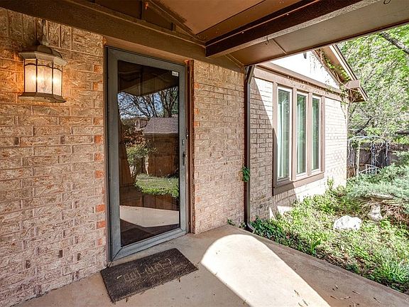 3rd image of 608 Holly Ct