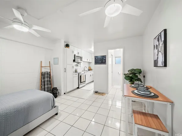 909 University Ave APT 210, Honolulu, HI 96826