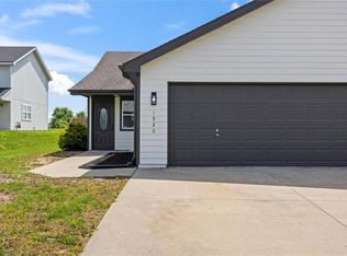 1920 Joles Dr, Tonganoxie, KS 66086