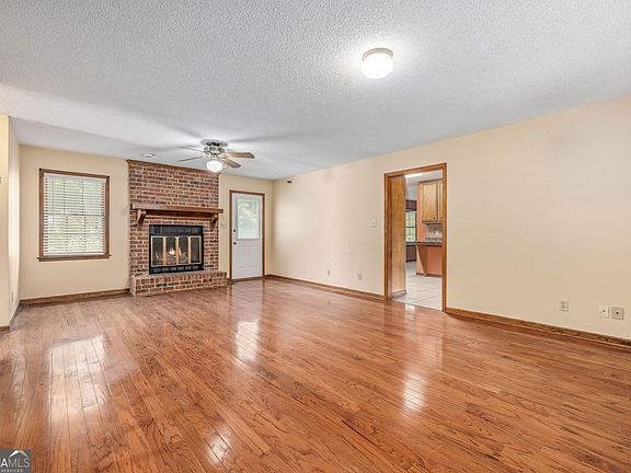 4th image of 2821 Hog Mountain Rd
