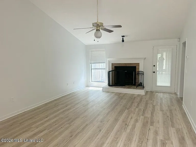 62 Shore Dr — Photo 2