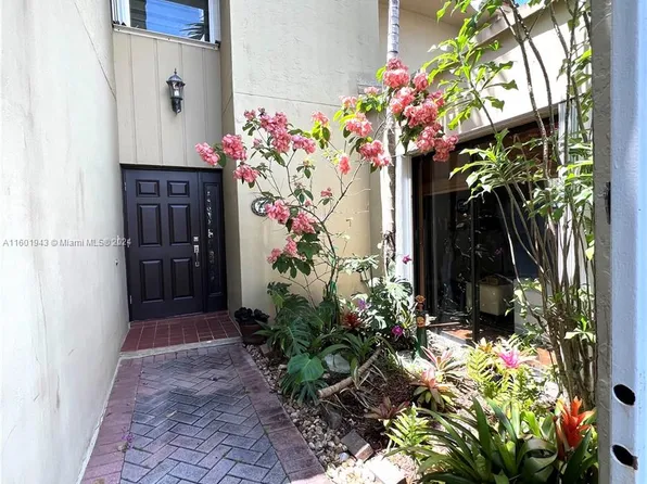 8982 SW 8th Ter #8982, Miami, FL 33174