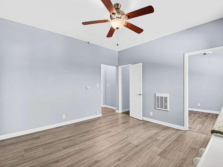 2212 Myrtle Avenue — Photo 4
