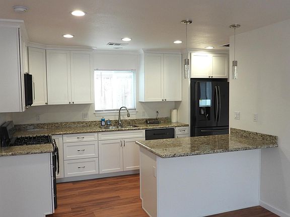 3rd image of 842 Lewis Ave