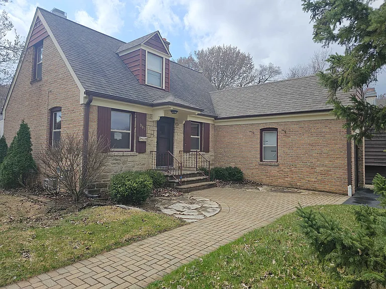 303 W Hawley St — Photo 2
