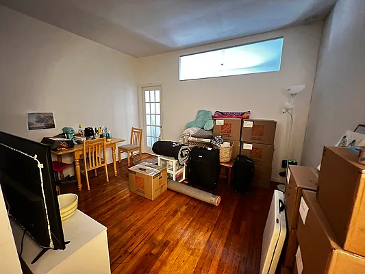 Rented by Salon Realty Corp | media 11