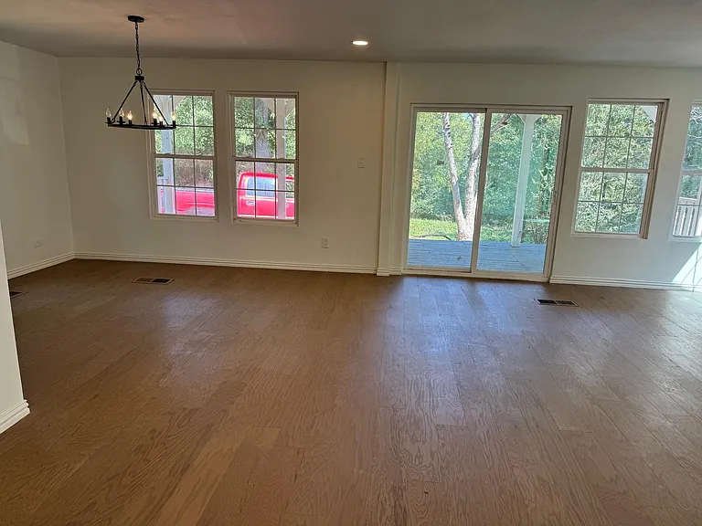 1121 E Texas St — Photo 11